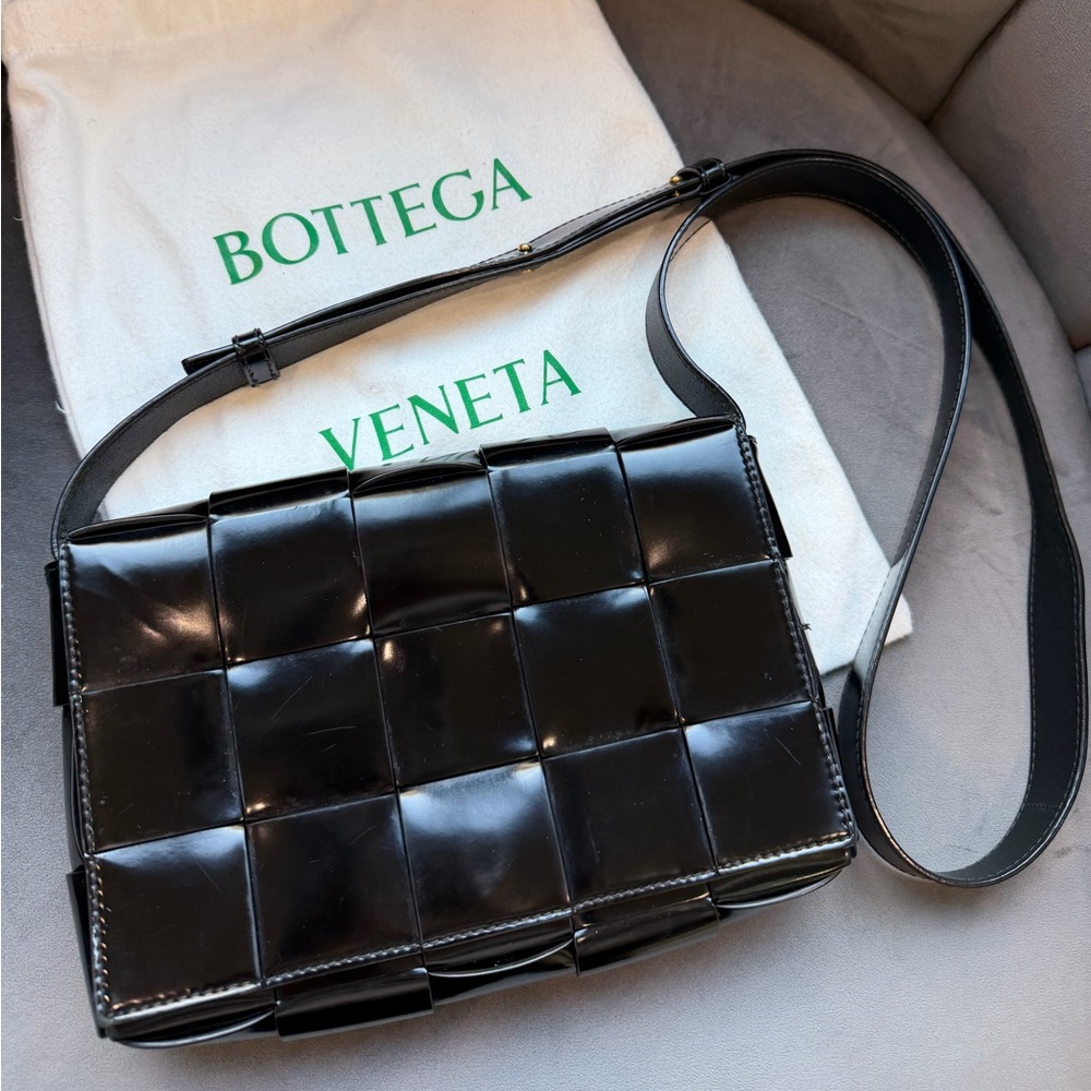 BOTTEGA CASSETTE Spazzolato Intrecciato Crossbody Bag Black patent woven - Picture 6 of 17